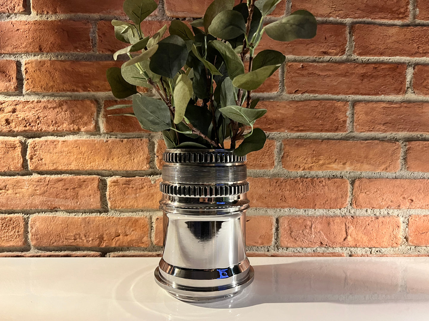 Turbine engine shaft flower vase